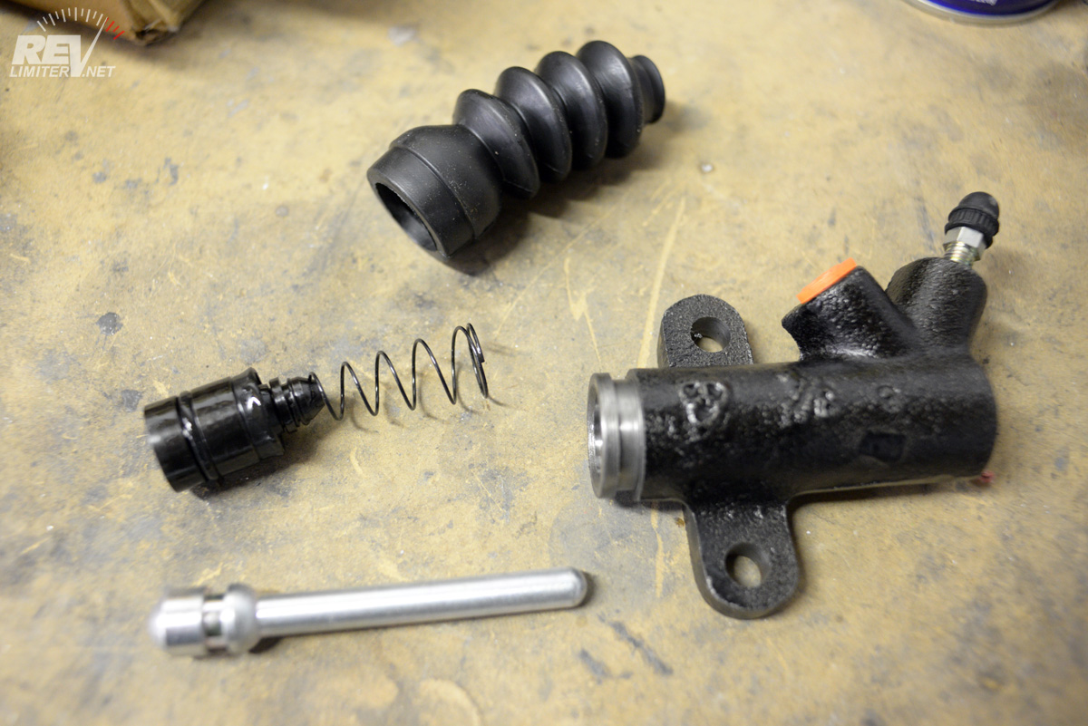 How do you troubleshoot the slave cylinder for a clutch?